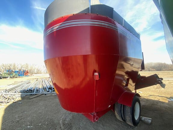 2009 Loewen 1022 Equipment Image0