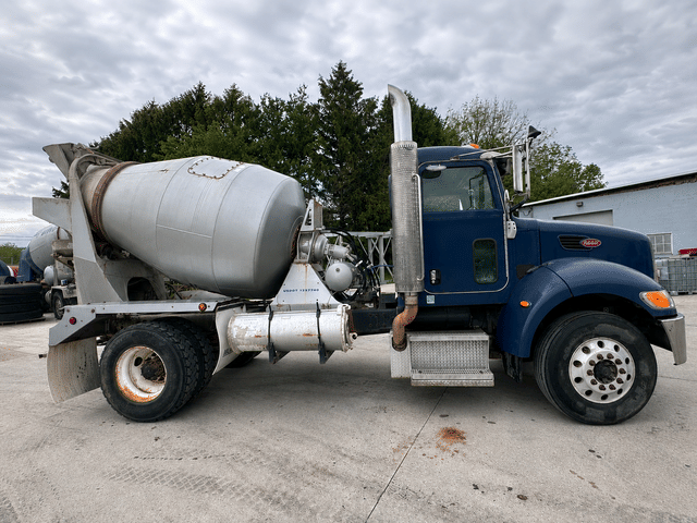Image of Peterbilt 335 equipment image 3