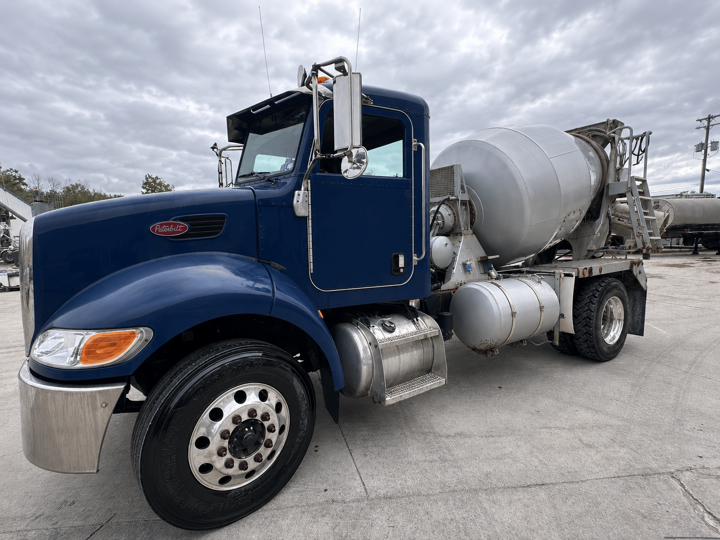 2009 Peterbilt 335 Equipment Image0
