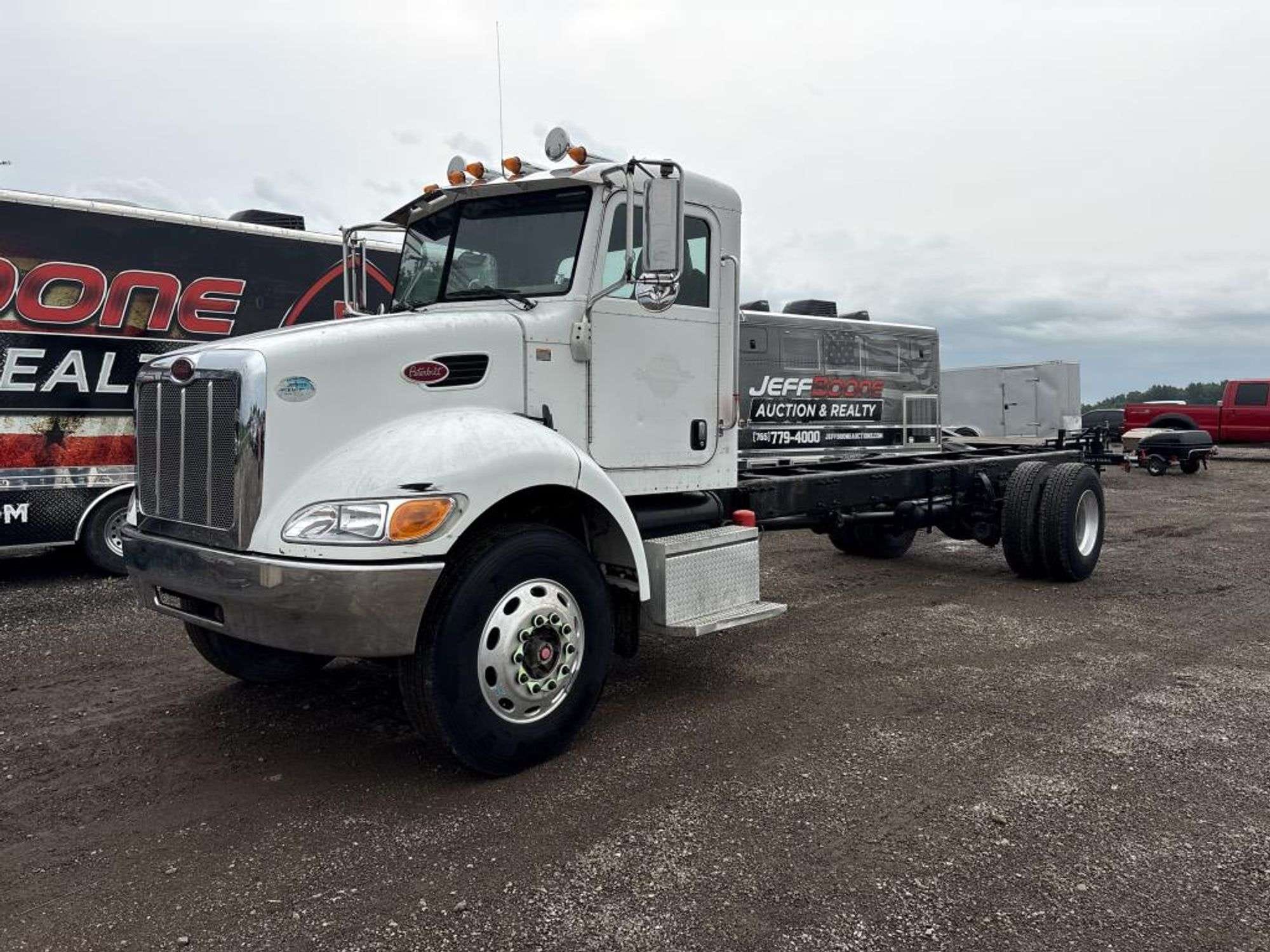 2009 Peterbilt 335 Equipment Image0