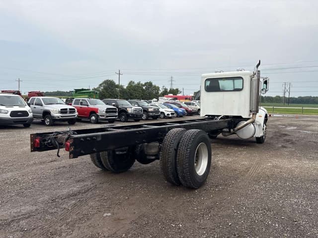 Image of Peterbilt 335 equipment image 2