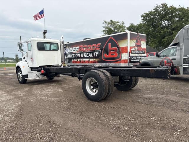 Image of Peterbilt 335 equipment image 1