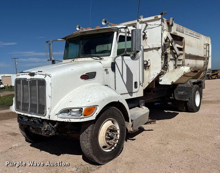 2009 Peterbilt 335 Equipment Image0