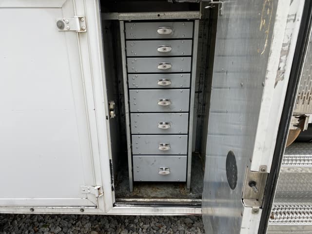 Image of Peterbilt 335 equipment image 4