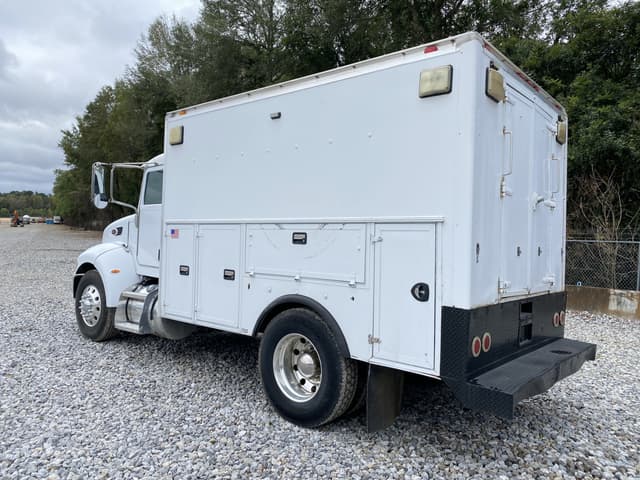 Image of Peterbilt 335 equipment image 1