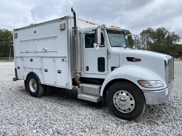 Image of Peterbilt 335 equipment image 3