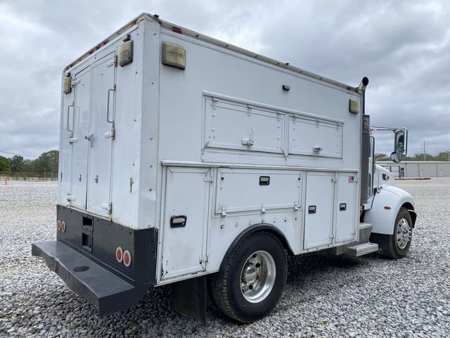 Image of Peterbilt 335 equipment image 2