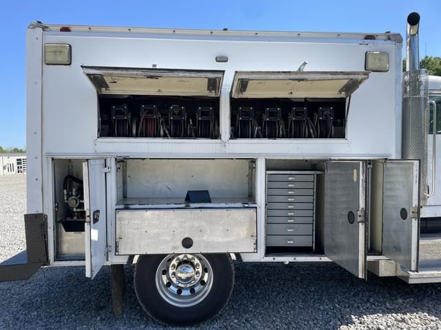 Image of Peterbilt 335 equipment image 4