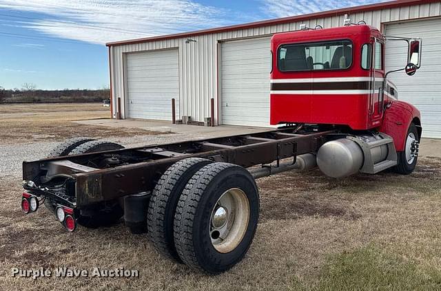 Image of Peterbilt 335 equipment image 4