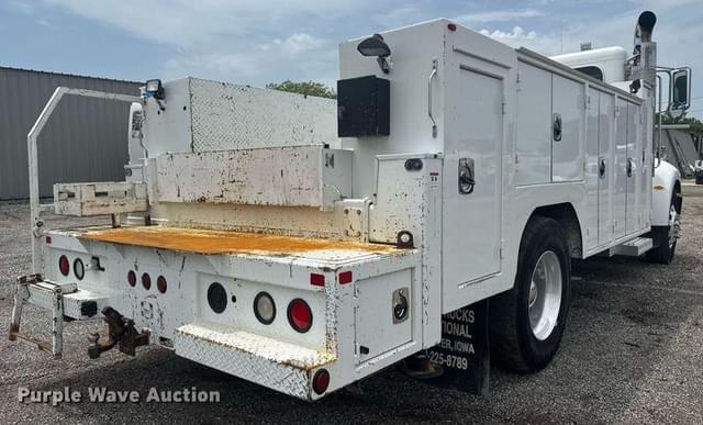 Image of Peterbilt 335 equipment image 4
