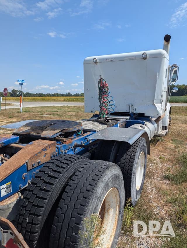 Image of Peterbilt 365 equipment image 4
