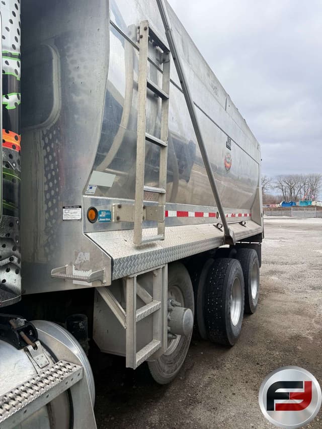 Image of Peterbilt 365 equipment image 3