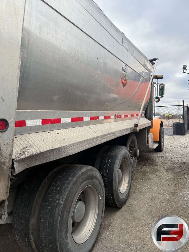 Image of Peterbilt 365 equipment image 4