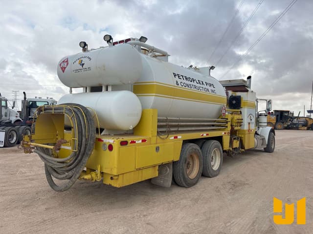 Image of Peterbilt 367 equipment image 4