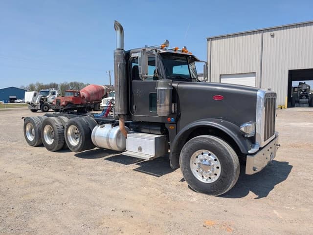 Image of Peterbilt 367 equipment image 1