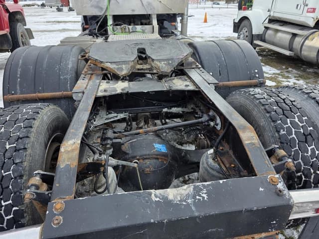 Image of Peterbilt 384 equipment image 4