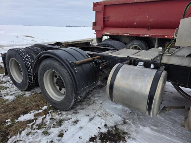 Image of Peterbilt 384 equipment image 2