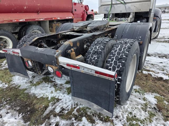 Image of Peterbilt 384 equipment image 3