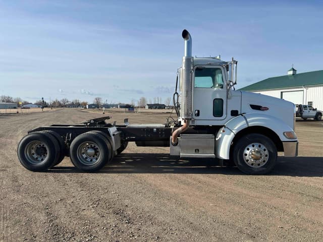 Image of Peterbilt 384 equipment image 3