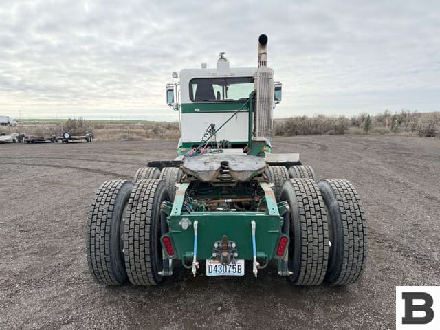 Image of Peterbilt 384 equipment image 4