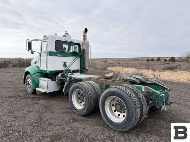 Image of Peterbilt 384 equipment image 3