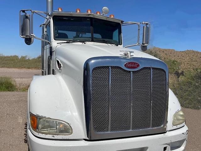 Image of Peterbilt 386 equipment image 2