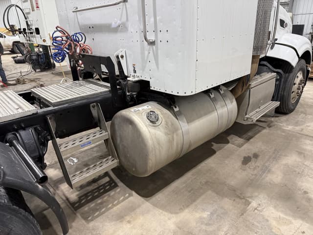 Image of Peterbilt 386 equipment image 3