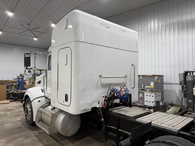 Image of Peterbilt 386 equipment image 2