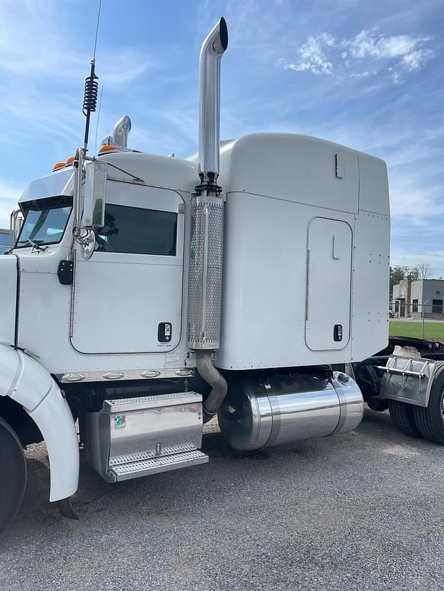 Image of Peterbilt 386 equipment image 4