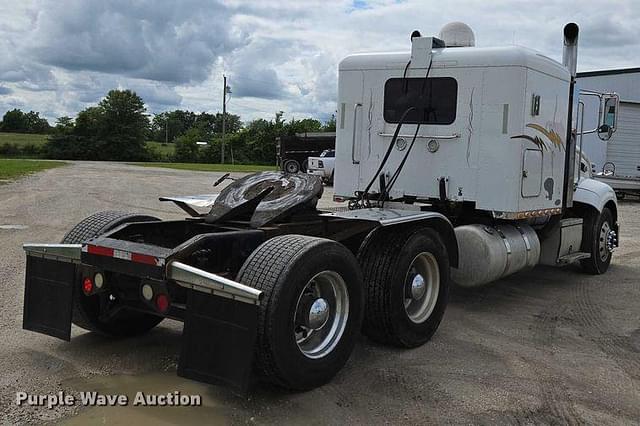 Image of Peterbilt 386 equipment image 4