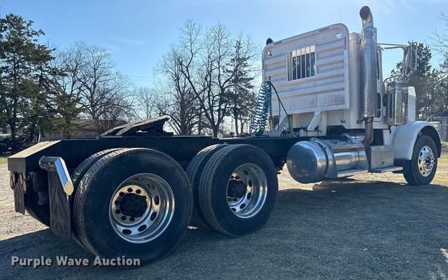 Image of Peterbilt 388 equipment image 4