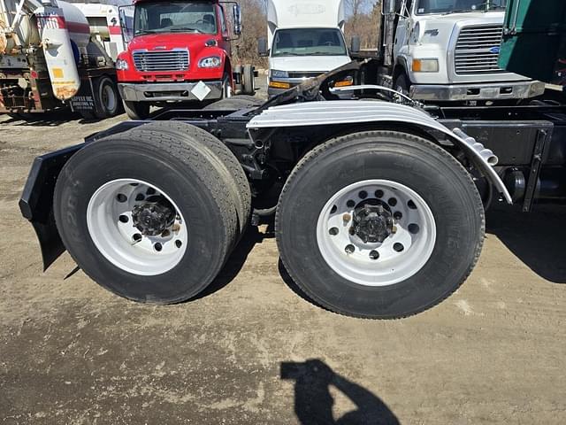 Image of Peterbilt 388 equipment image 4