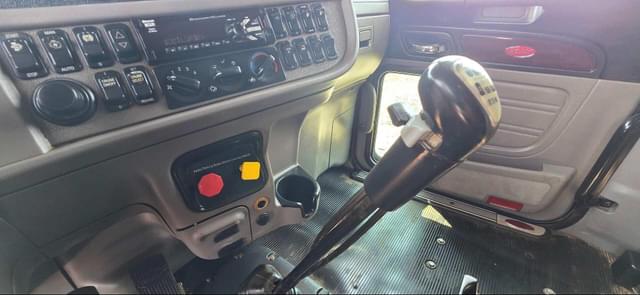 Image of Peterbilt 389 equipment image 3