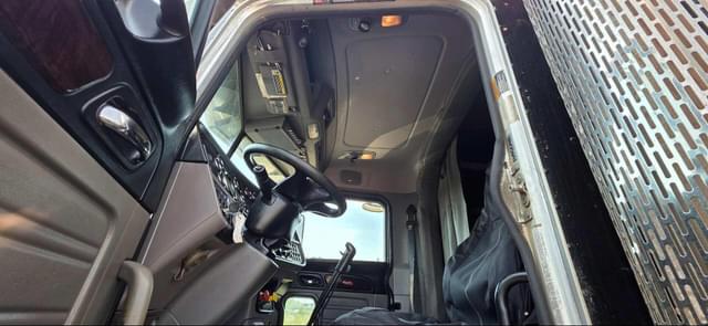 Image of Peterbilt 389 equipment image 4