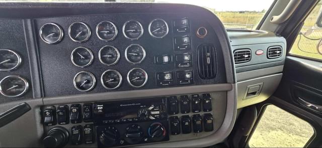 Image of Peterbilt 389 equipment image 2