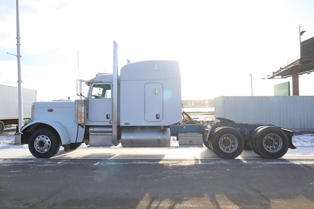 Image of Peterbilt 389 equipment image 4