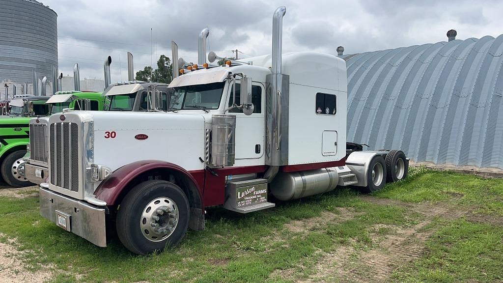 Image of Peterbilt 389 Primary image