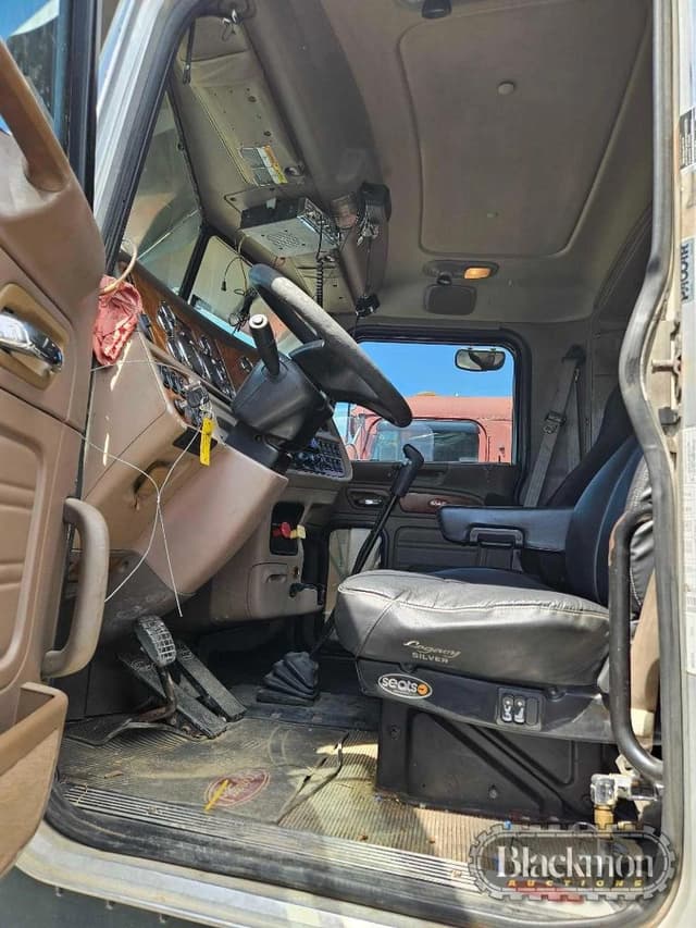 Image of Peterbilt 389 equipment image 2