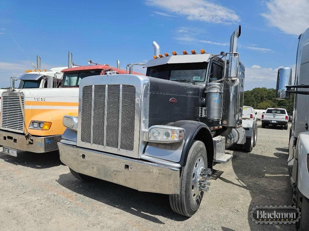 Image of Peterbilt 389 Primary image
