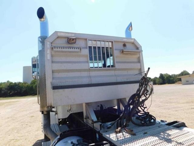 Image of Peterbilt Undetermined equipment image 3