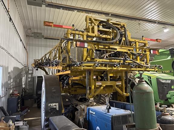 Image of Ag-Chem RoGator 1286C equipment image 2