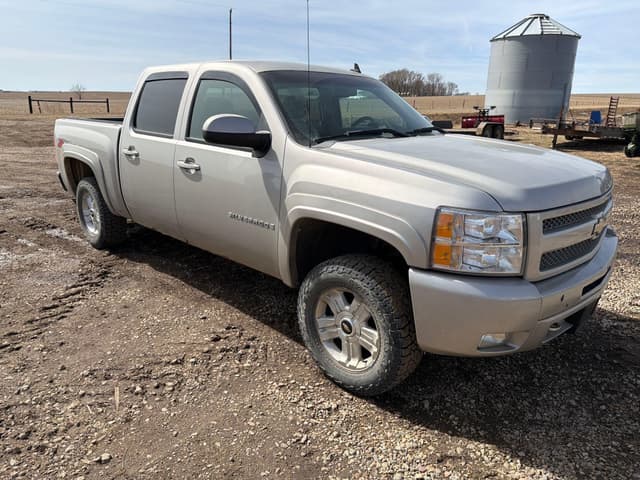 Image of Chevrolet Silverado equipment image 3