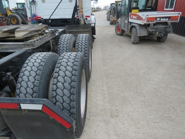 Image of Volvo VNL64T300 equipment image 2