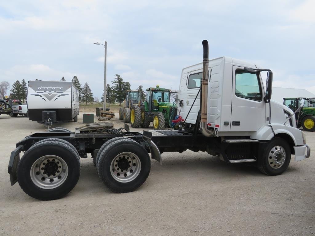 2009 Volvo VNL64T300 Equipment Image0