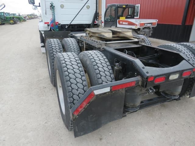 Image of Volvo VNL64T300 equipment image 4