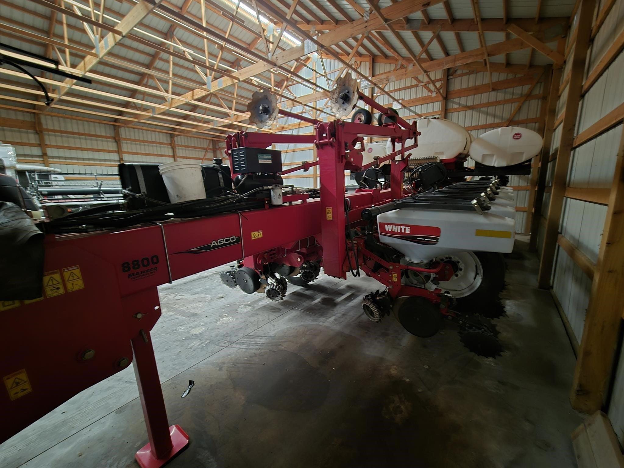 2009 White 8816 Equipment Image0