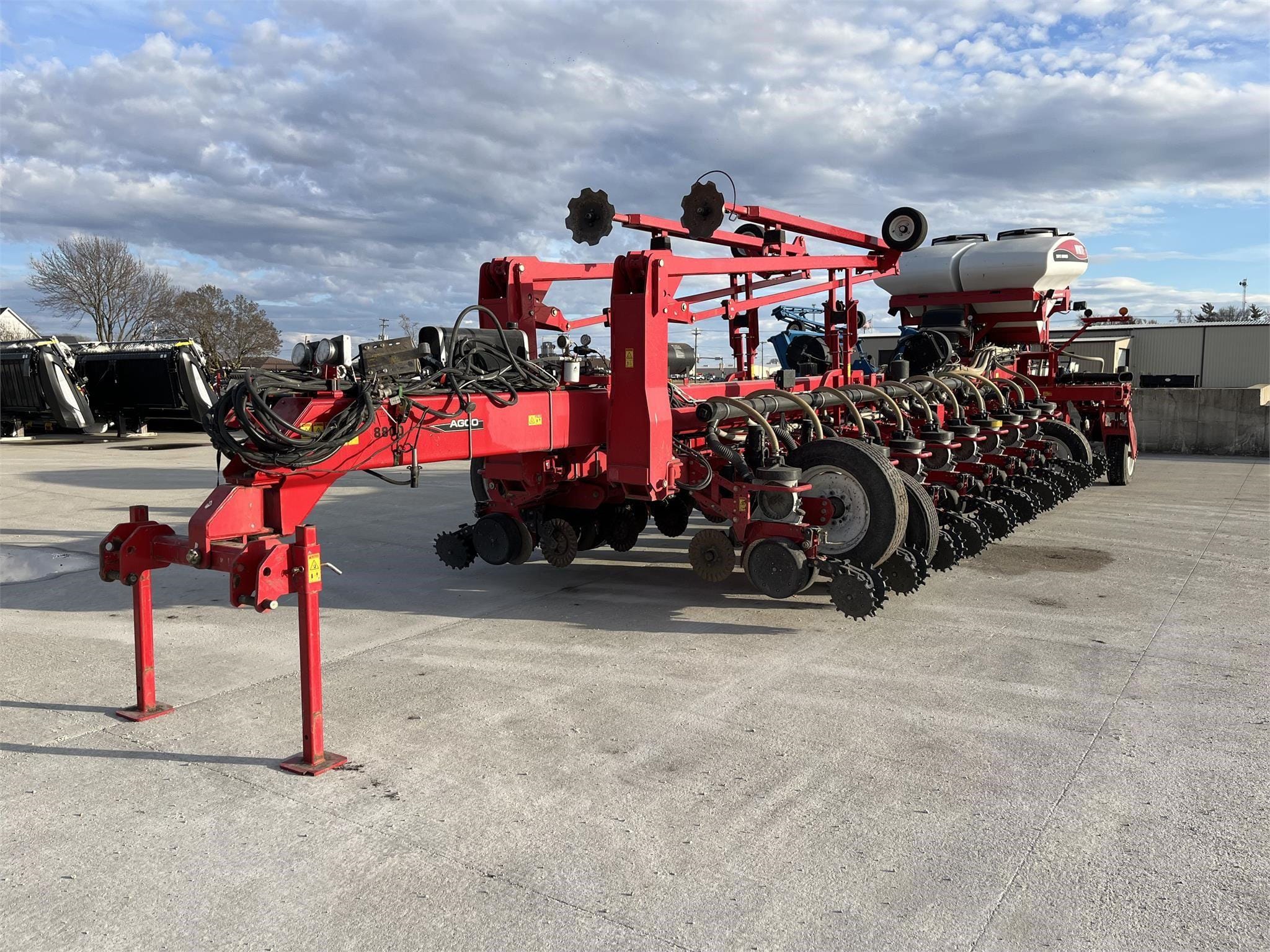 2009 White 8824 Equipment Image0