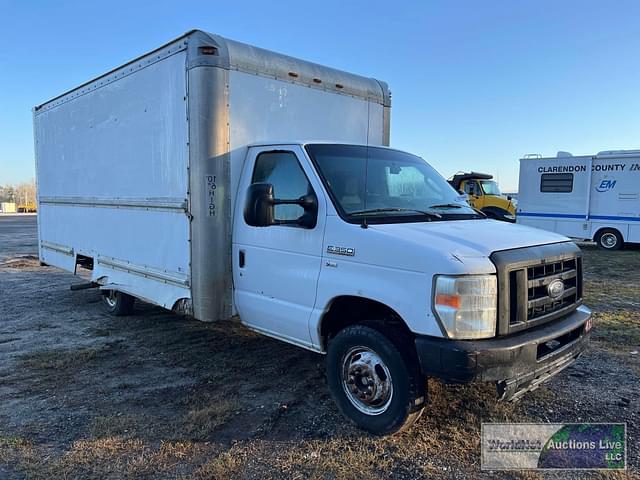 Image of Ford E-350 equipment image 2