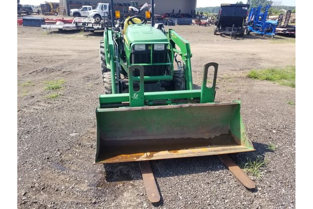 Image of John Deere 3038E equipment image 4