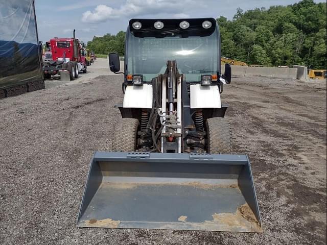 Image of Bobcat Toolcat 5600 equipment image 1